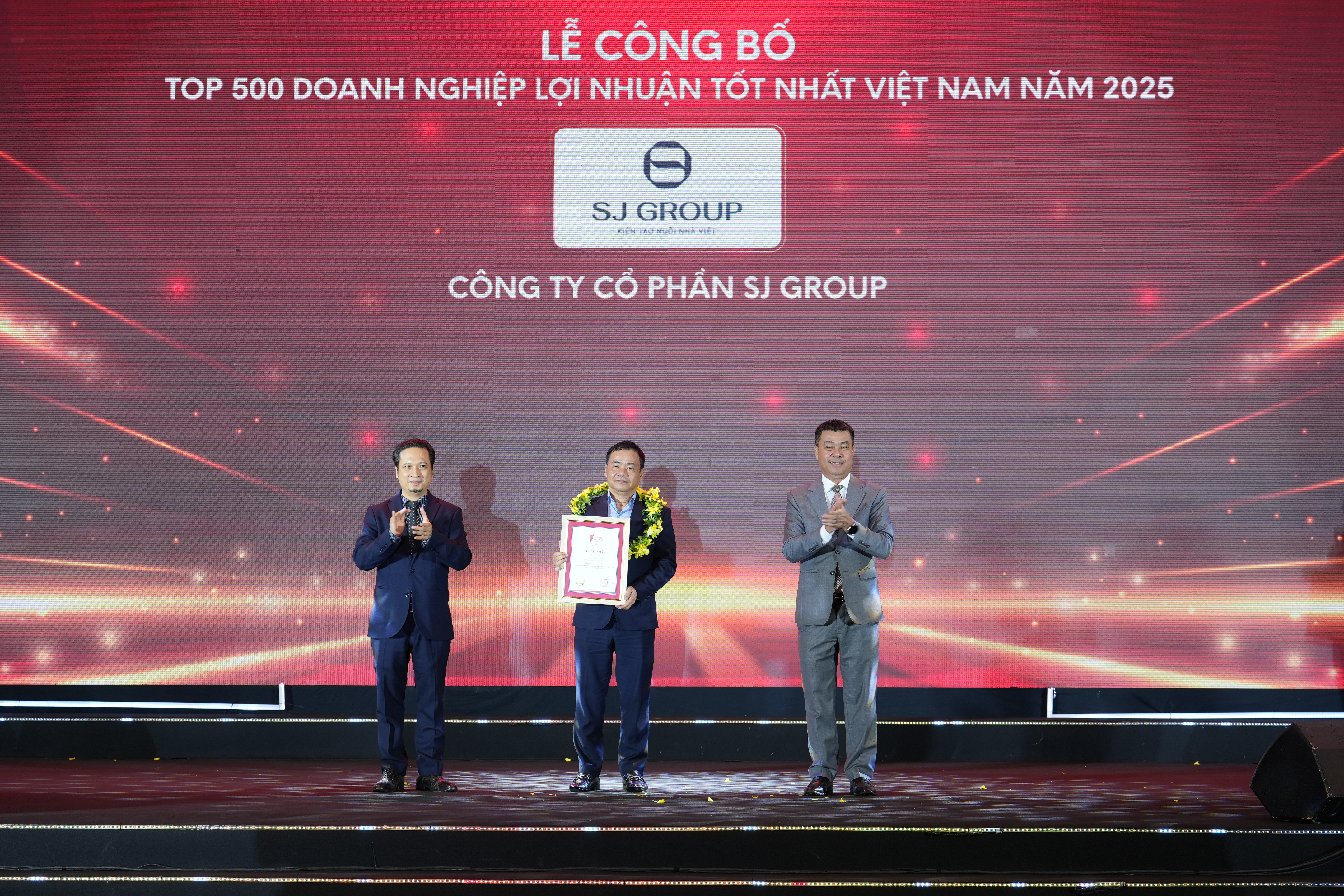 Ông Nguyễn Trần Dũng – Phó Tổng giám đốc thường trực Công ty SJ Group nhận chứng nhận vinh danh.