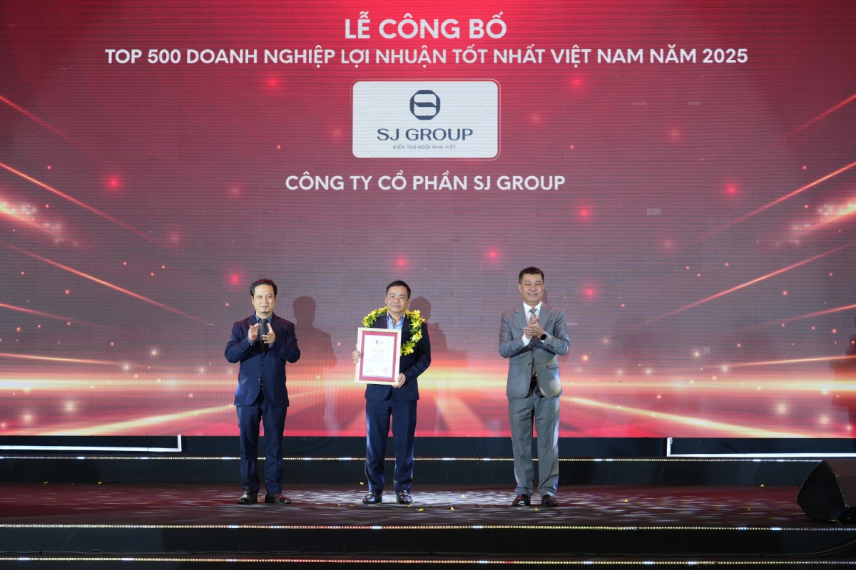 Ông Nguyễn Trần Dũng – Phó Tổng giám đốc thường trực Công ty SJ Group nhận chứng nhận vinh danh.