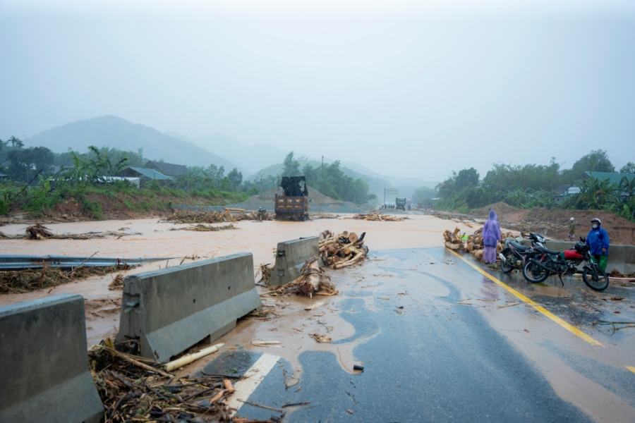 Mưa lớn kéo dài khiến nhiều vị trí trên tuyến cao tốc này bị ngập, sạt lở taluy và nứt mặt đường