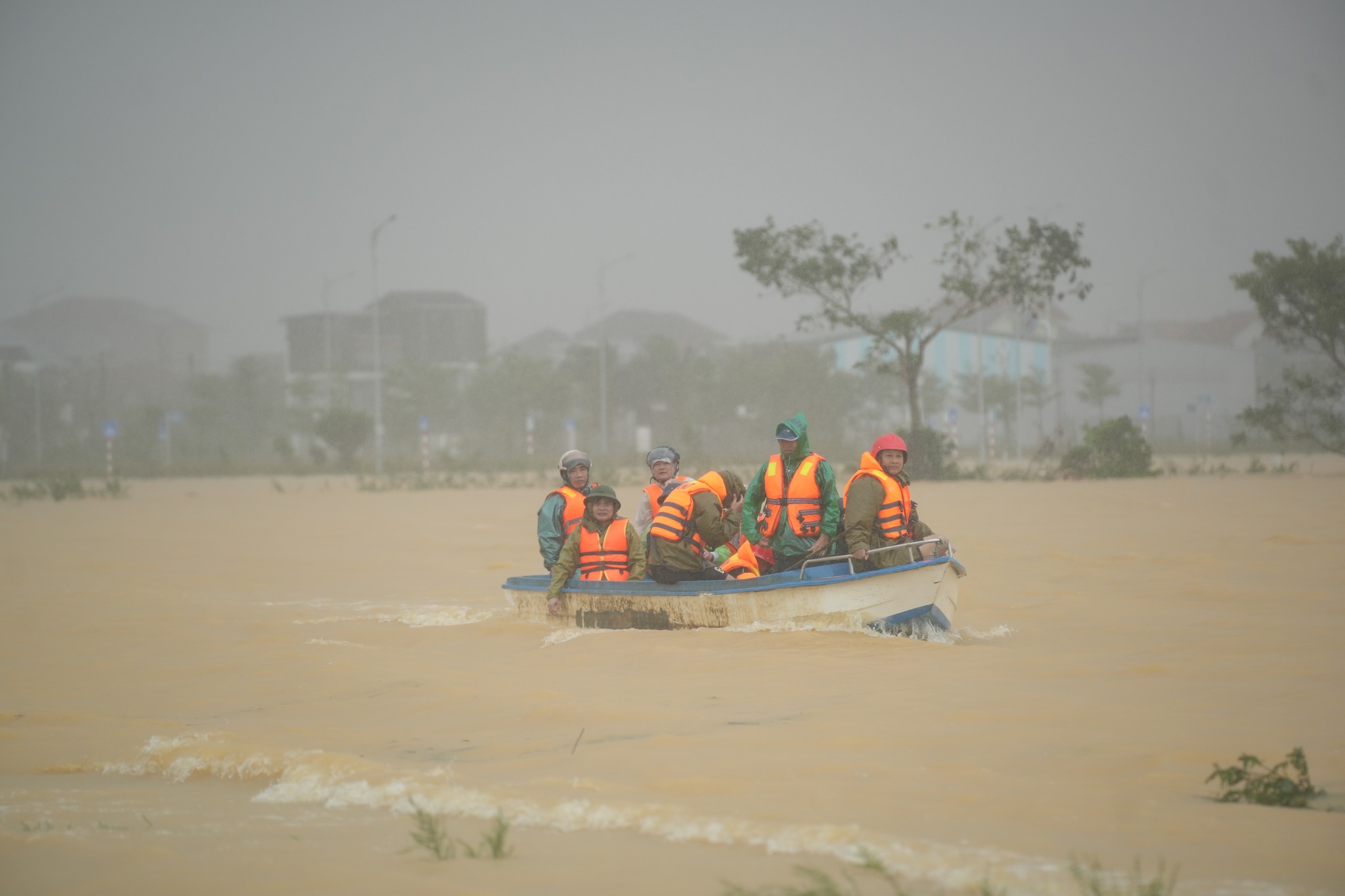 Trời mưa lớn, nước chảy mạnh, công tác cứu hộ gặp nhiều khó khăn.