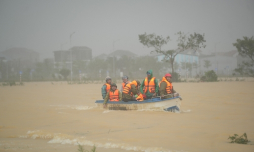 Nỗ lực tìm kiếm 3 người mất tích trong mưa lũ dữ ở Huế