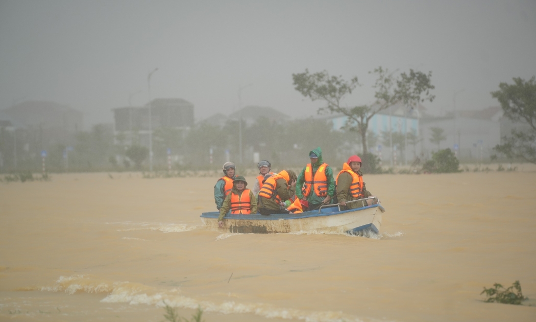 Trời mưa lớn, nước chảy mạnh, công tác cứu hộ gặp nhiều khó khăn.