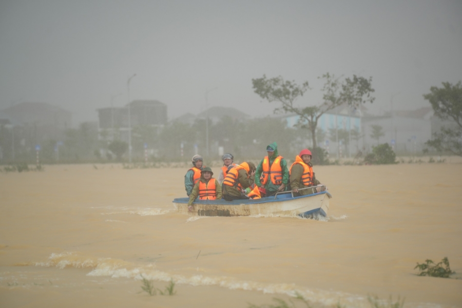 Trời mưa lớn, nước chảy mạnh, công tác cứu hộ gặp nhiều khó khăn.