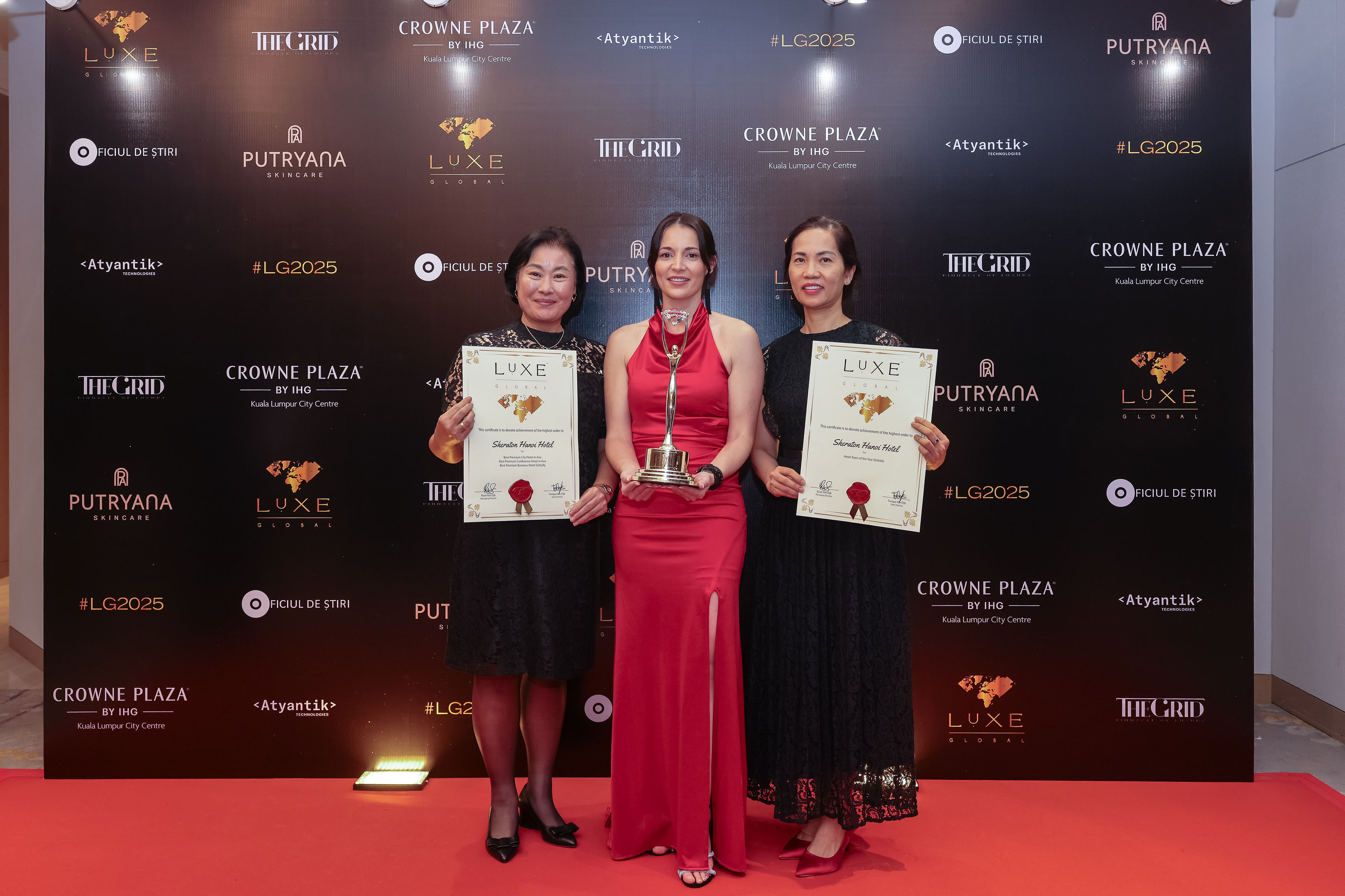Từ trái qua phải: bà Tiffany Hwang, Tổng Giám đốc Sheraton Hanoi Hotel; bà Tanique Van Dijk, Giám Đốc Kinh Doanh của LUXE Global; bà Trần Bích Hạnh, Tổng Giám đốc của Berjaya Hồ Tây, Đại diện Chủ Đầu Tư của Sheraton Hanoi Hotel tại Lễ trao giải LUXE Global Gala 2025.