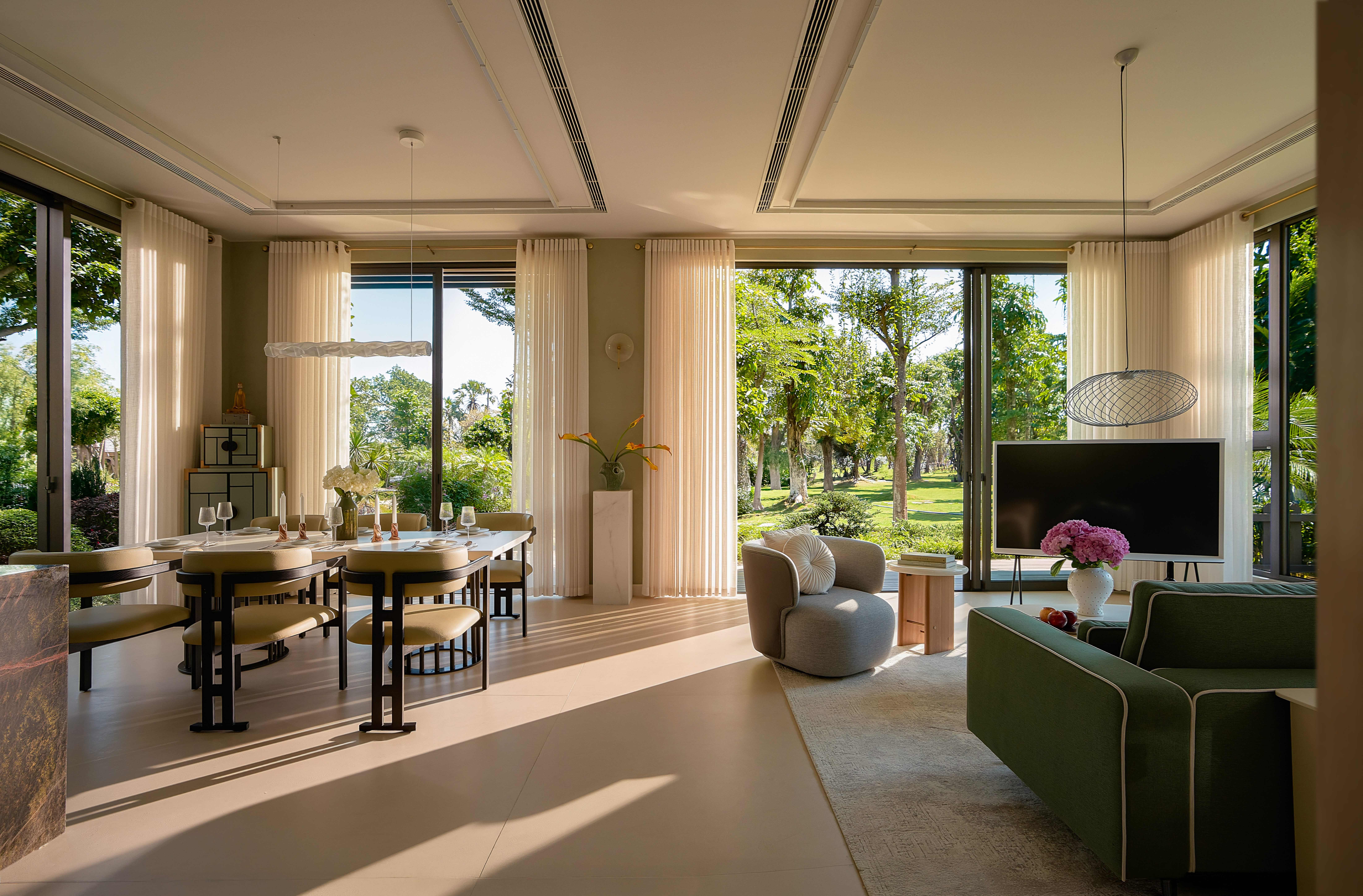 Ảnh thực tế nhà mẫu Retreat Forest – nhà dưới tán rừng- dòng sản phẩm lần đầu tiên được Ecopark ra mắt thị trường.