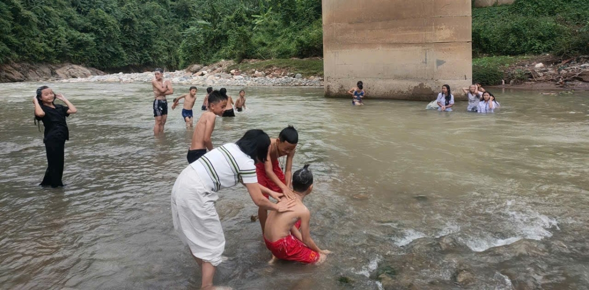 Cô giáo vẫn tận tình giúp học trò tắm, giặt