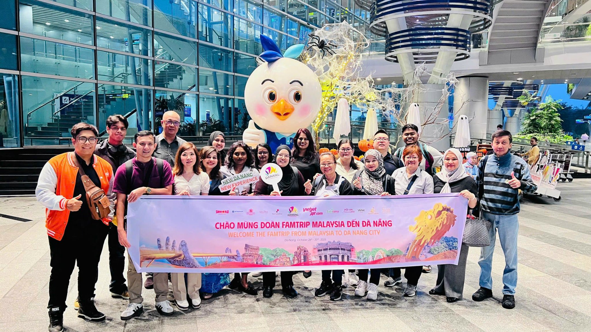 Lãnh đạo Sở Văn Văn hóa, Thể thao và Du lịch Đà Nẵng đón Đoàn Famtrip Malaysia tại sân bay quốc tế Đà Nẵng.