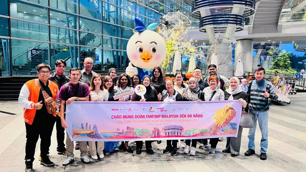Lãnh đạo Sở Văn Văn hóa, Thể thao và Du lịch Đà Nẵng đón Đoàn Famtrip Malaysia tại sân bay quốc tế Đà Nẵng.