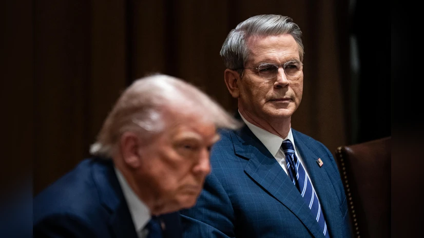 Tổng thống Mỹ Donald Trump (trái) và Bộ trưởng Bộ Tài chính Mỹ Scott Bessent - Ảnh: Bloomberg.