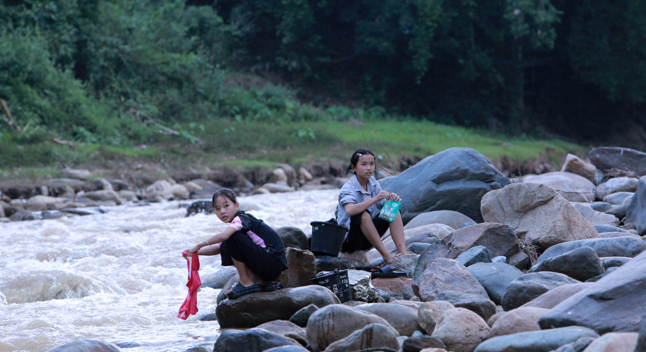 Hơn 20 ngày không có nước, học sinh Mường Lát phải tắm giặt bên suối