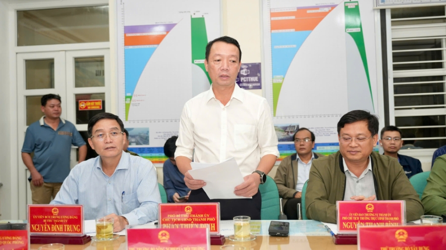 Chủ tịch UBND thành phố Huế Phan Thiên Định báo cáo tình hình mưa lũ trên địa bàn