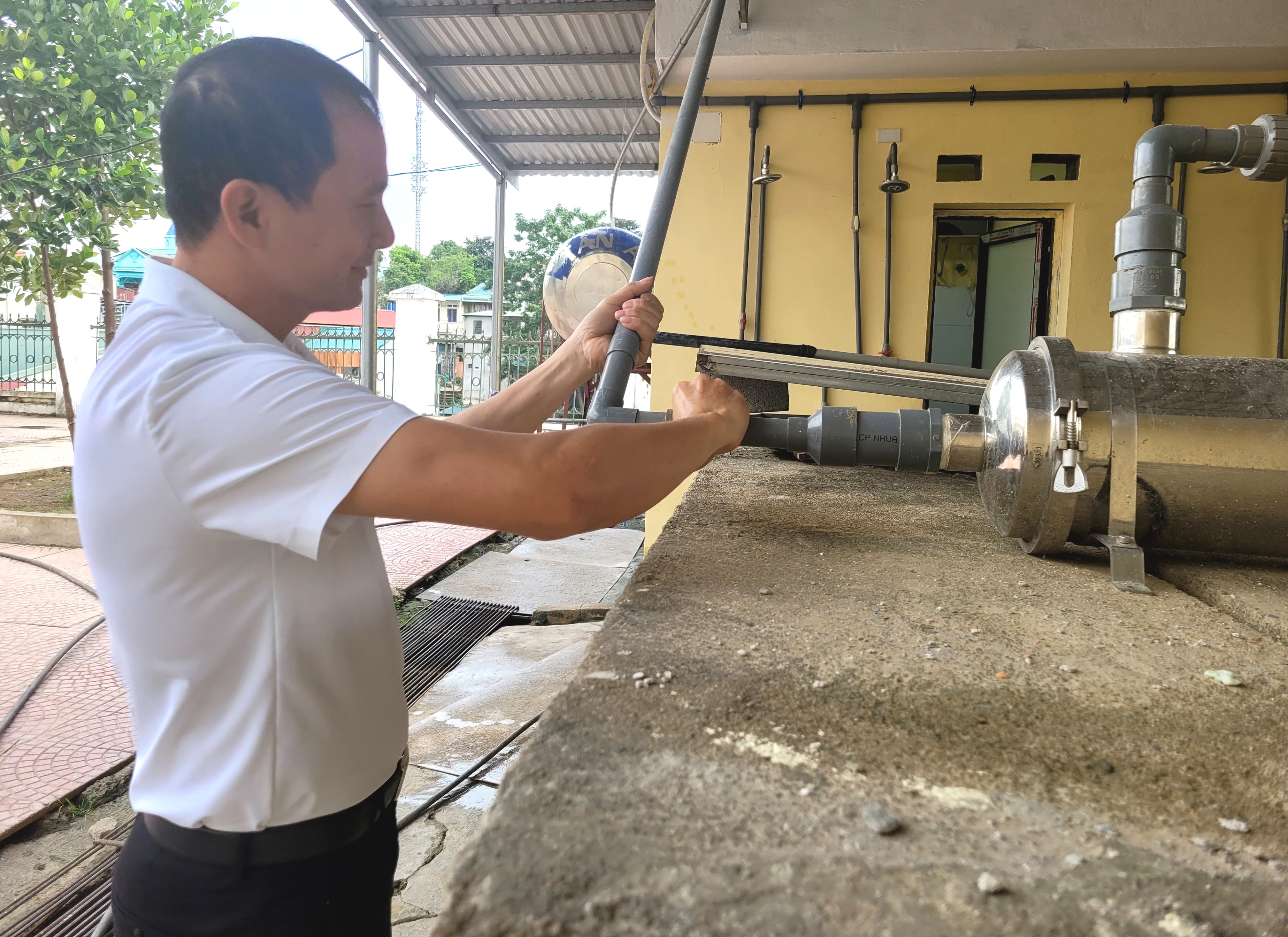 Hiện nhà trường đang sử dụng nguồn nước giếng được bơm lên bể và bồn chứa, nhưng chỉ đủ phục vụ nấu ăn hằng ngày cho học sinh.