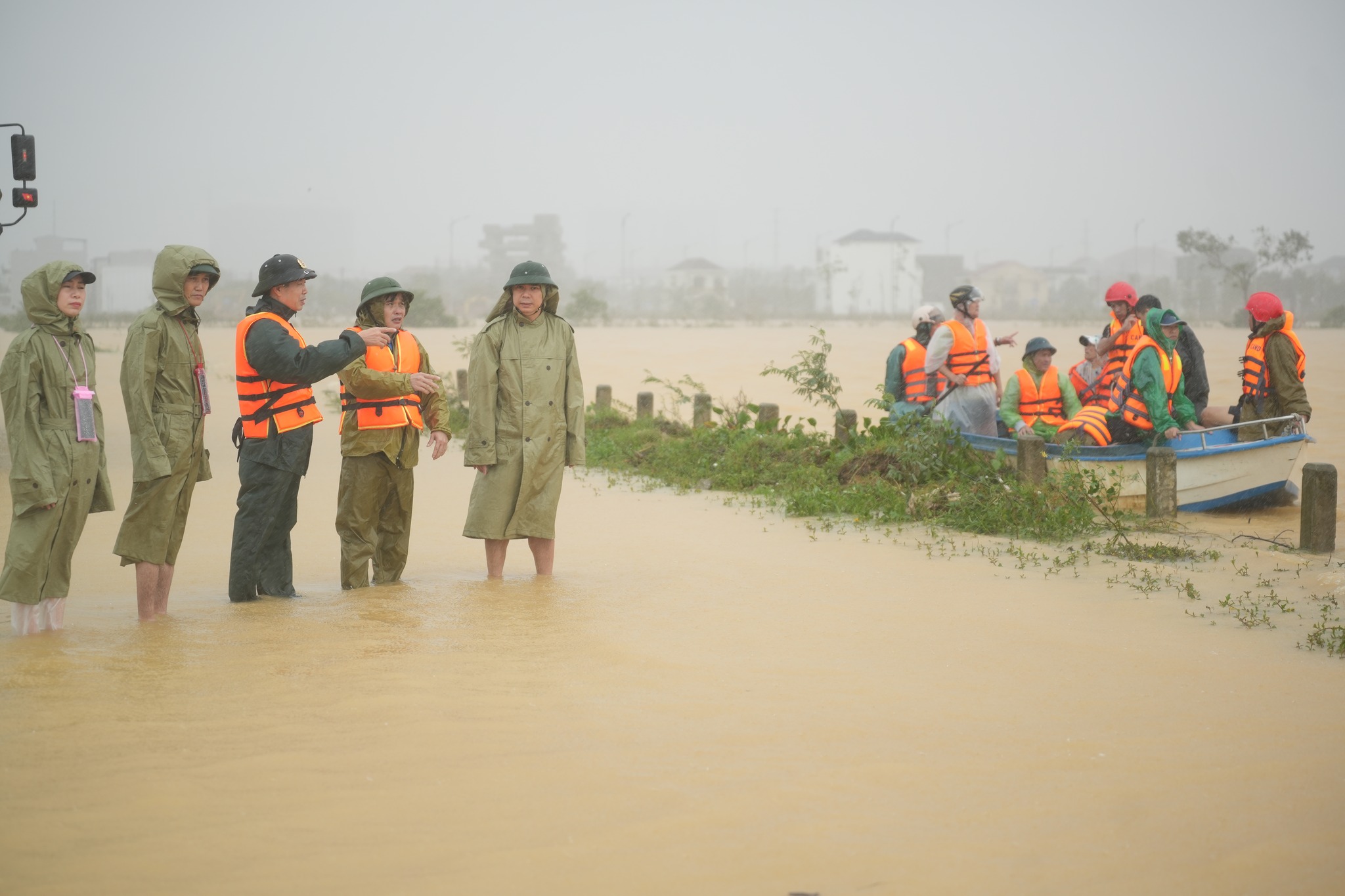 Phó Chủ tịch UBND thành phố Huế Phan Quý Phương chỉ đạo công tác tìm kiếm
