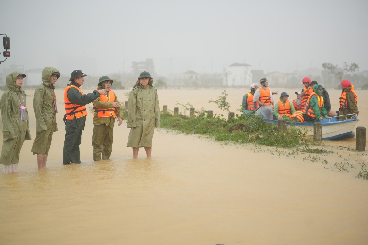 Phó Chủ tịch UBND thành phố Huế Phan Quý Phương chỉ đạo công tác tìm kiếm