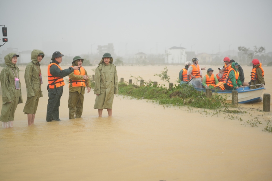 Phó Chủ tịch UBND thành phố Huế Phan Quý Phương chỉ đạo công tác tìm kiếm
