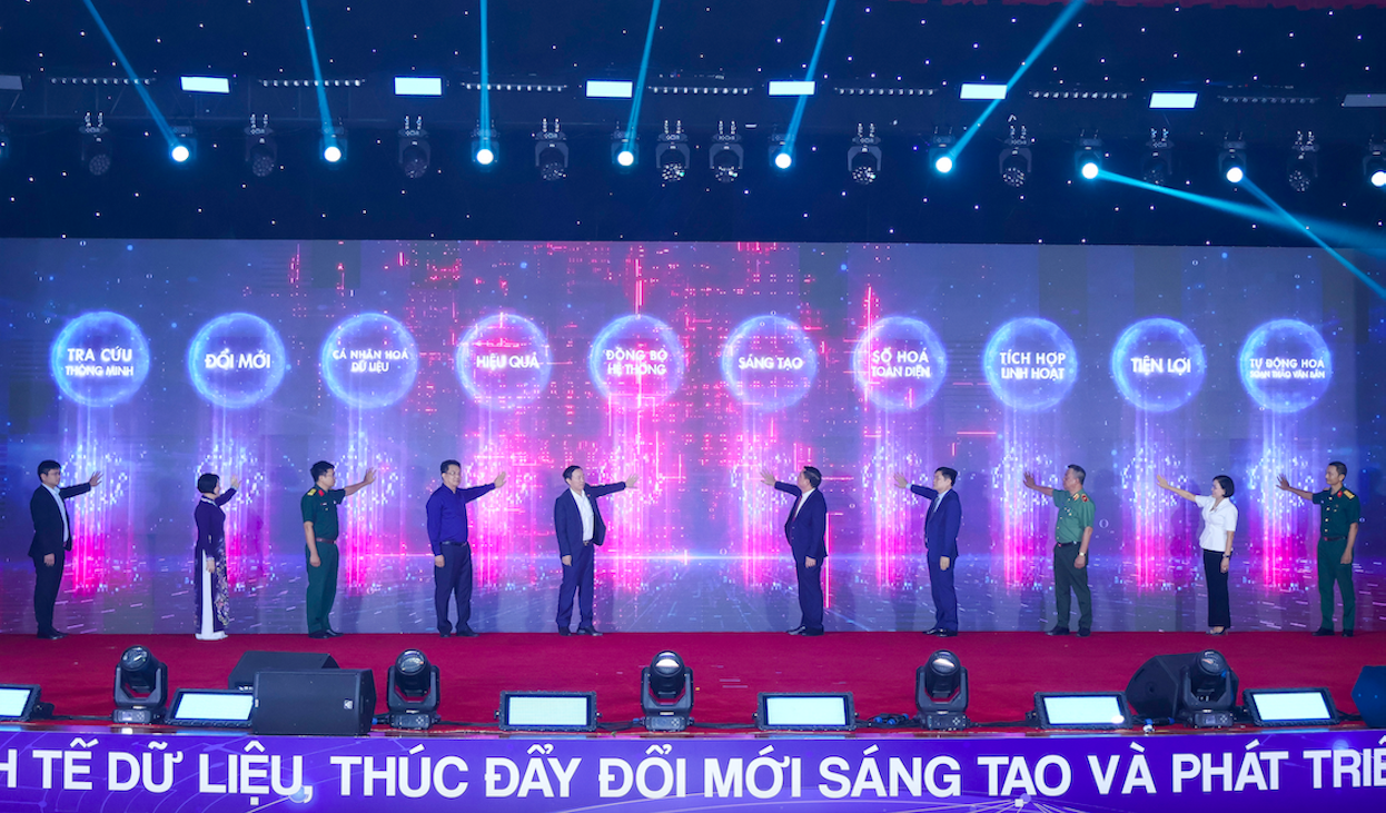 Các đại biểu thực hiện nghi thức công bố “Kiến trúc Dữ liệu tỉnh Hưng Yên”, bước tiến mới trong xây dựng chính quyền điện tử, tài liệu khung chiến lược đầu tiên được xây dựng bài bản, định hướng phát triển hạ tầng dữ liệu mở, liên thông từ cấp tỉnh đến cấp xã.