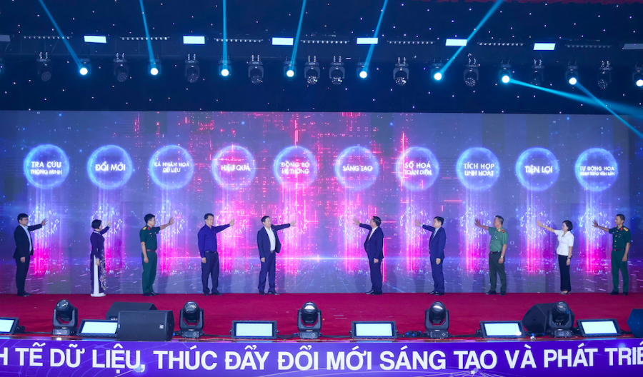 Các đại biểu thực hiện nghi thức công bố “Kiến trúc Dữ liệu tỉnh Hưng Yên”, bước tiến mới trong xây dựng chính quyền điện tử, tài liệu khung chiến lược đầu tiên được xây dựng bài bản, định hướng phát triển hạ tầng dữ liệu mở, liên thông từ cấp tỉnh đến cấp xã.