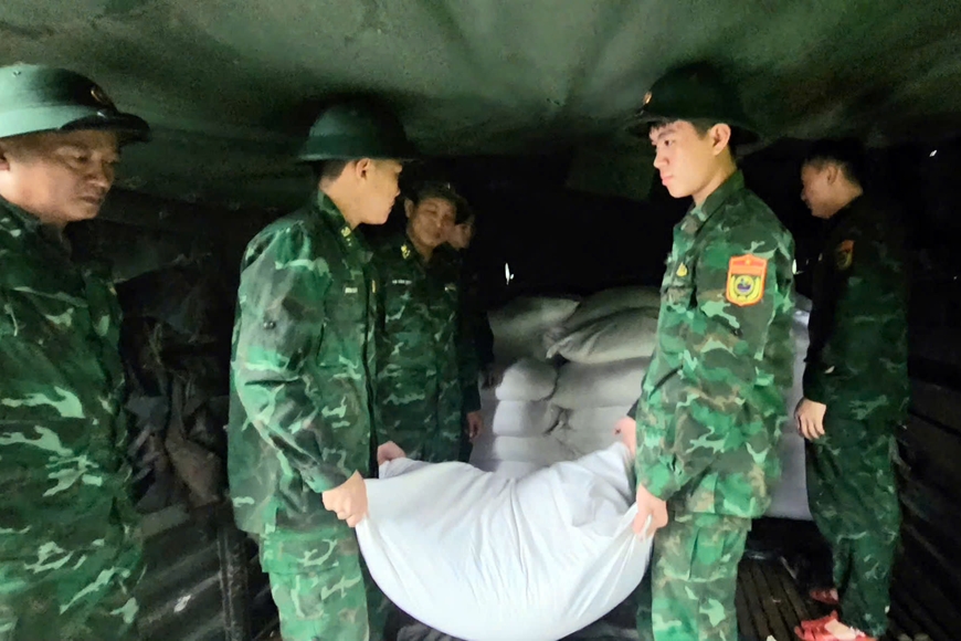 Lực lượng chức năng thành phố Huế triển khai phát lương thực cứu trợ cho các hộ dân vùng lũ