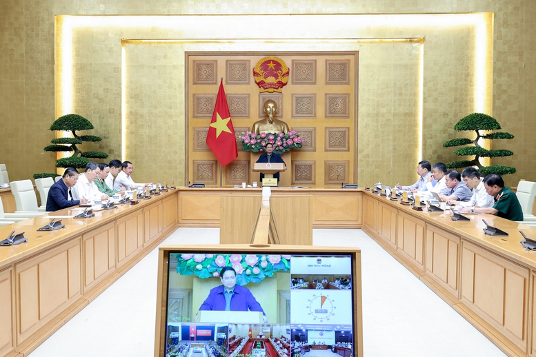 Thủ tướng Phạm Minh Chính chủ trì cuộc họp khẩn trực tuyến với một số địa phương miền Trung về công tác ứng phó, khắc phục hậu quả thiên tai, mưa lũ - Ảnh: VGP