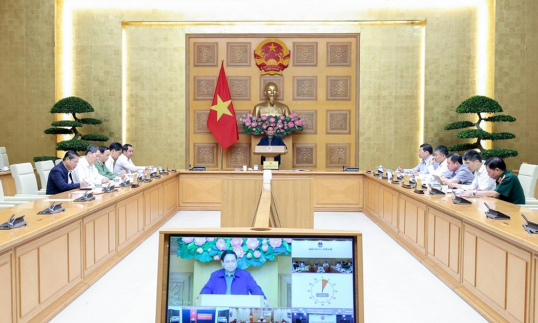 Thủ tướng Phạm Minh Chính chủ trì cuộc họp khẩn trực tuyến với một số địa phương miền Trung về công tác ứng phó, khắc phục hậu quả thiên tai, mưa lũ - Ảnh: VGP