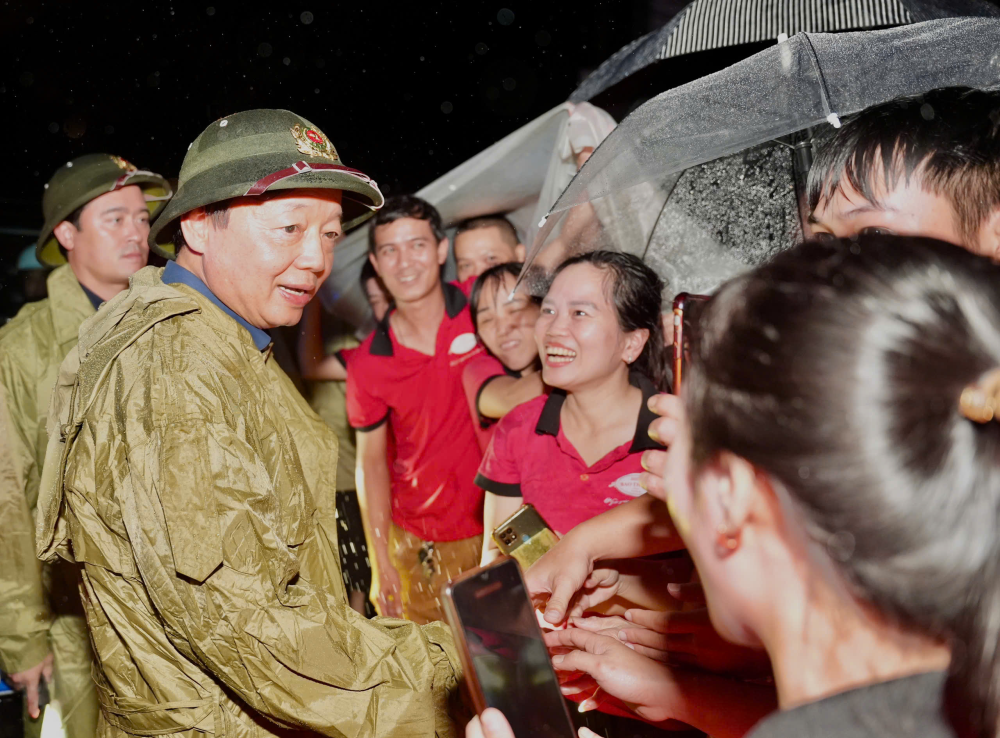Phó Thủ tướng Chính phủ Trần Hồng Hà thăm hỏi, động viên bà con các vùng ngập sâu tại thành phố Huế