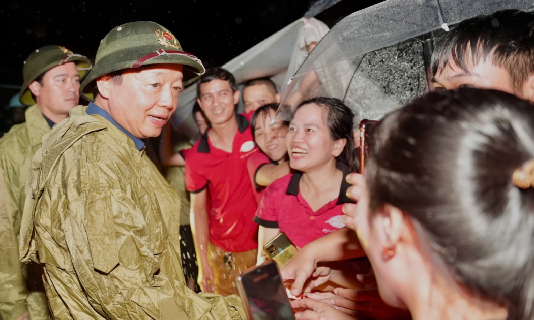Phó Thủ tướng Chính phủ Trần Hồng Hà thăm hỏi, động viên bà con các vùng ngập sâu tại thành phố Huế
