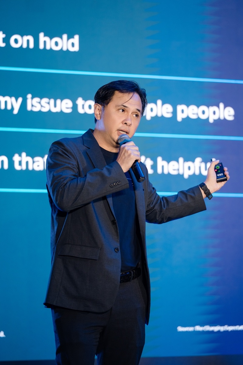 “Chuyển đổi trải nghiệm khách hàng không chỉ là đặt KPI kiểu như ‘đạt 1 triệu người dùng trong năm nay’, mà phải chuyển sang tư duy ‘làm sao để thực sự giao tiếp, phục vụ và tạo giá trị cho thế hệ khách hàng mới’. Đó mới là cách tiếp cận đúng của CX Transformation”, ông Surapong Niramonchedrai nói