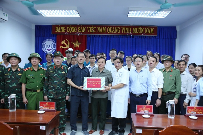 Phó Thủ tướng tặng quà, động viên các bác sĩ và nhân viên y tế&nbsp;