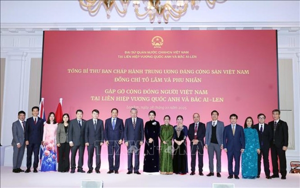 Tổng Bí thư Tô Lâm và Phu nhân với cán bộ nhân viên Đại sứ quán Việt Nam tại Anh - Ảnh: TTXVN