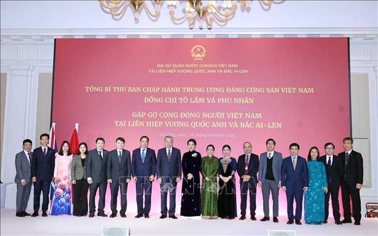 Tổng Bí thư Tô Lâm và Phu nhân với cán bộ nhân viên Đại sứ quán Việt Nam tại Anh - Ảnh: TTXVN