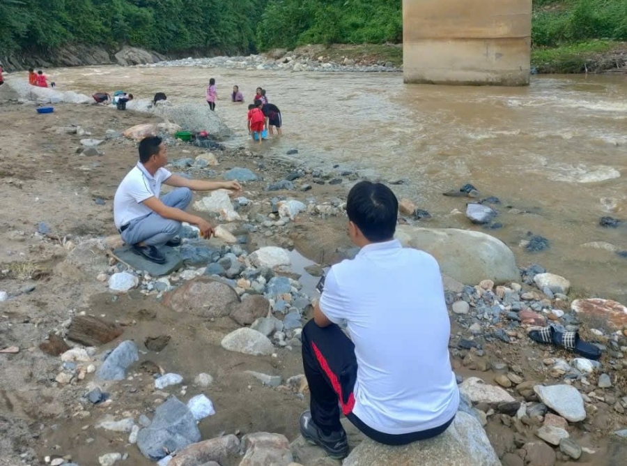 Đồng thời bố trí người giám sát để đảm bảo an toàn cho các em.