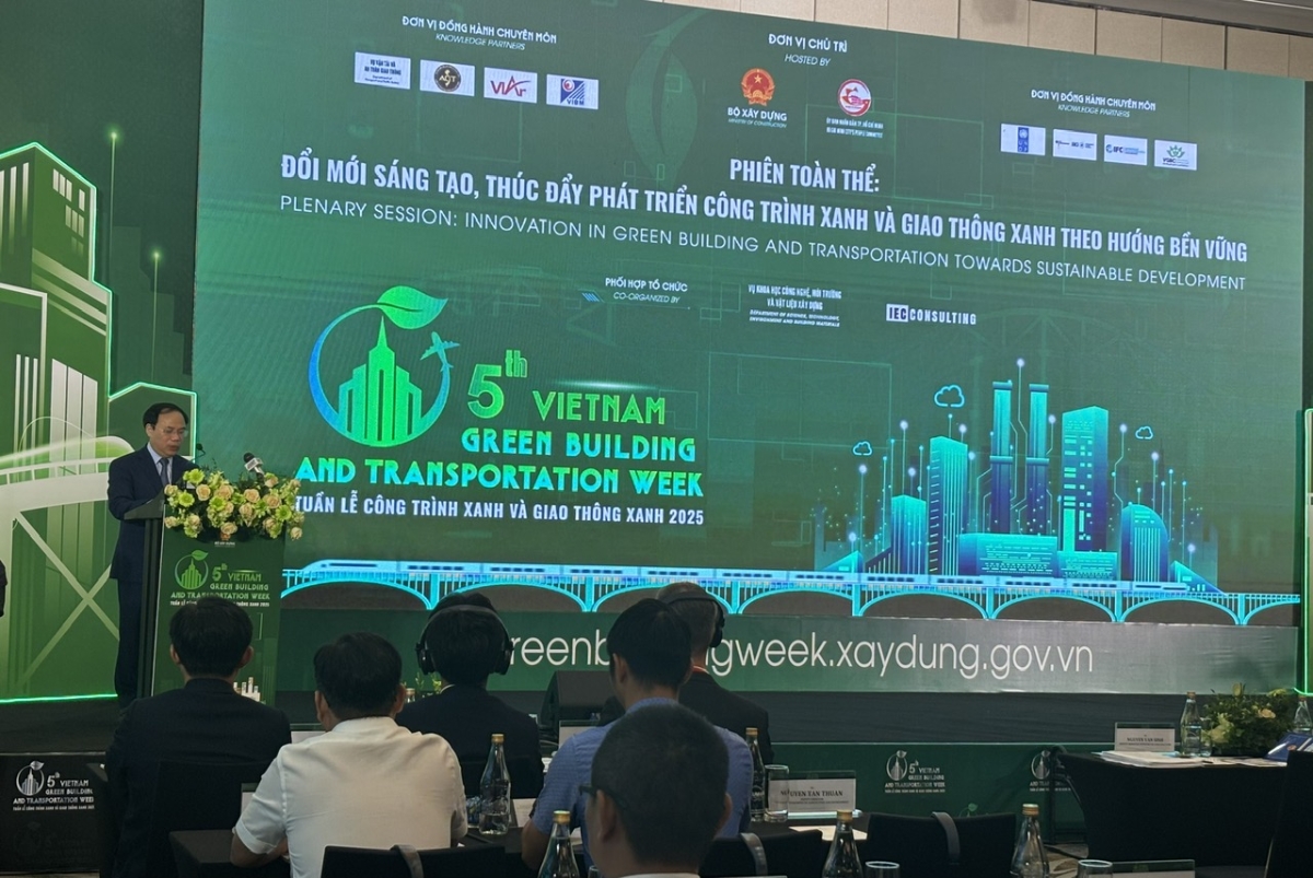 Ông Nguyễn Văn Sinh, Thứ trưởng Bộ Xây dựng phát biểu khai mạc "Tuần lễ Công trình xanh và Giao thông xanh Việt Nam năm 2025".