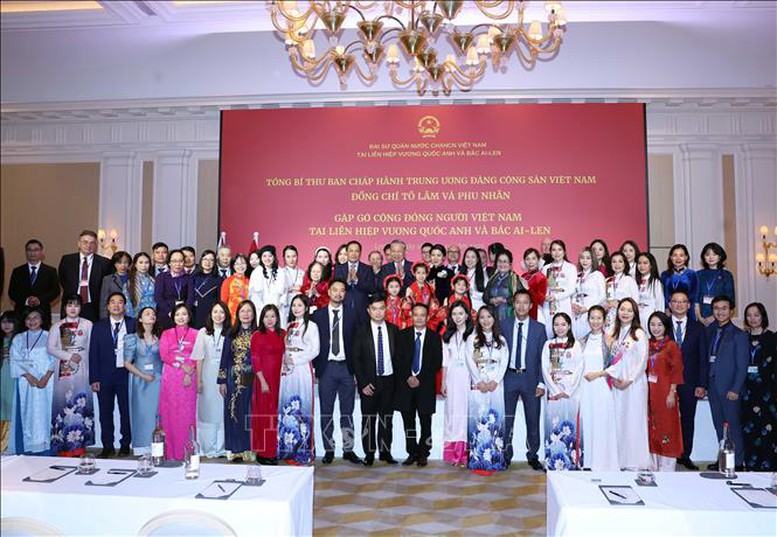 Tổng Bí thư Tô Lâm và Phu nhân với cộng đồng người Việt Nam tại Anh - Ảnh: TTXVN