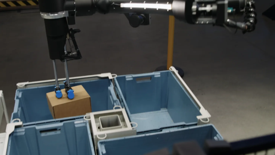 Amazon ra mắt hệ thống robot Blue Jay có thể đảm nhiệm nhiều tác vụ ở cùng một vị trí trong kho hàng.