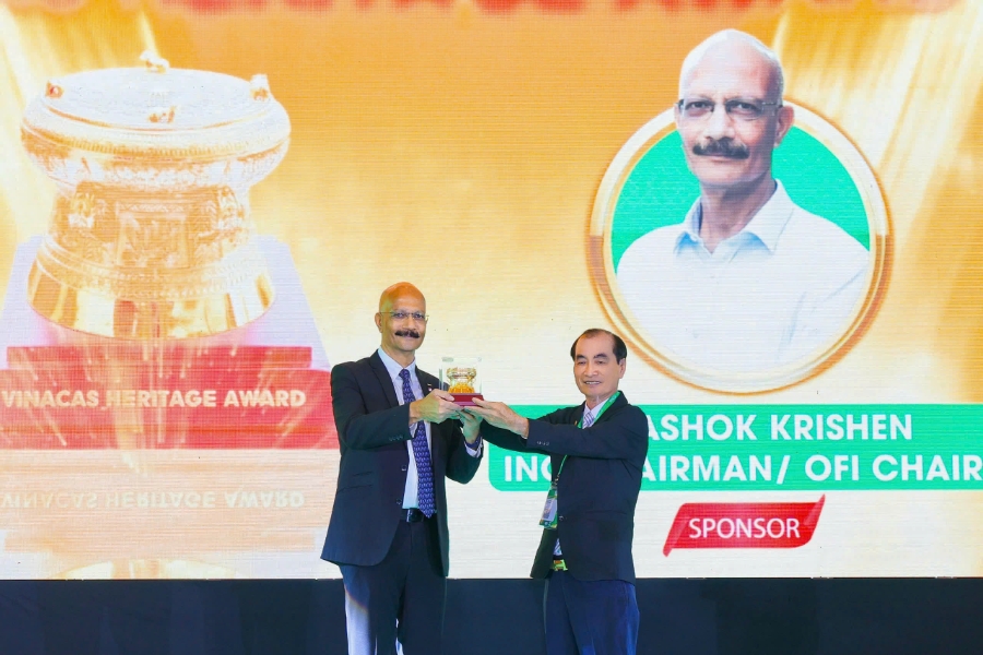 Ông Nguyễn Minh Họa, Phó Chủ tịch VINACAS, trao giải thưởng cho ông Ashok Krishen, Tổng Giám đốc ngành hàng Hạt toàn cầu của OFI nhờ các thành tích của OFI Việt Nam trong việc giữ vững vai trò đầu tàu, thúc đẩy ngành điều Việt Nam phát triển bền vững.
