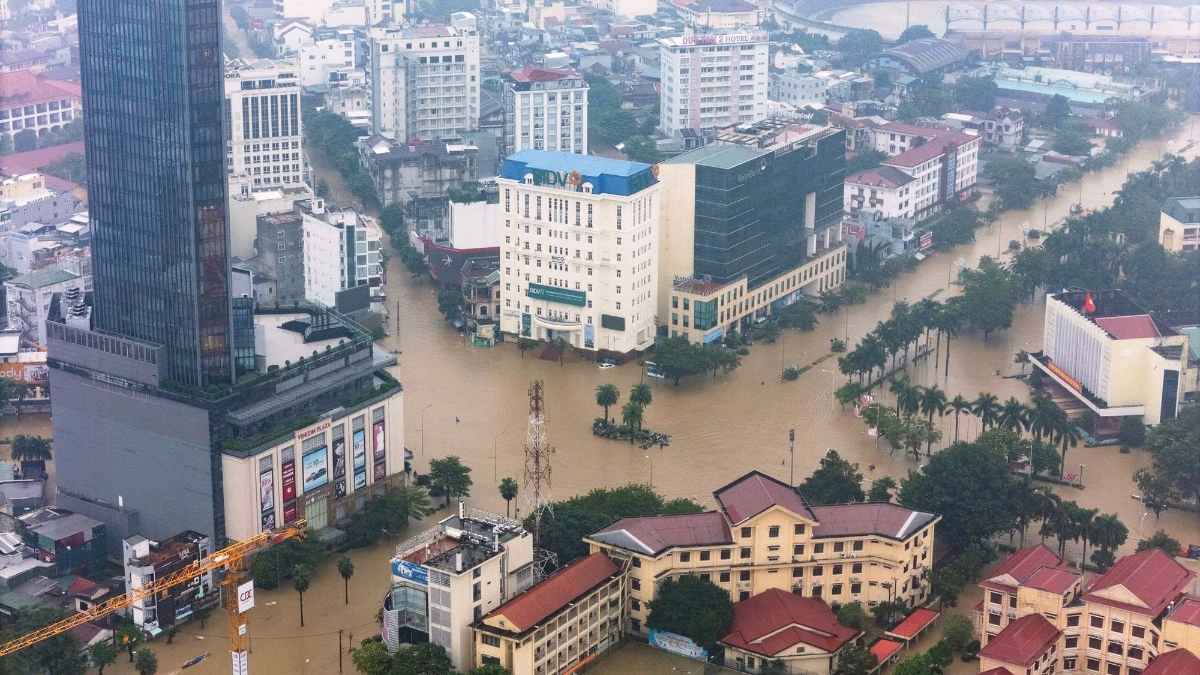 Trung tâm thành phố Huế bị ngập sâu trong đợt mưa kéo dài vừa qua. 