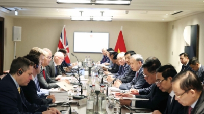 General Secretary To Lam attends seminar on AI and semiconductor chips in the UK