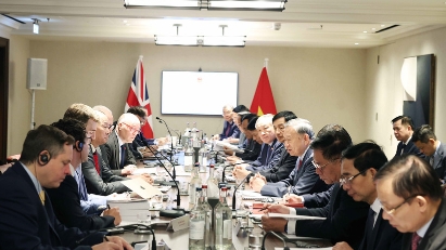 General Secretary To Lam attends seminar on AI and semiconductor chips in the UK