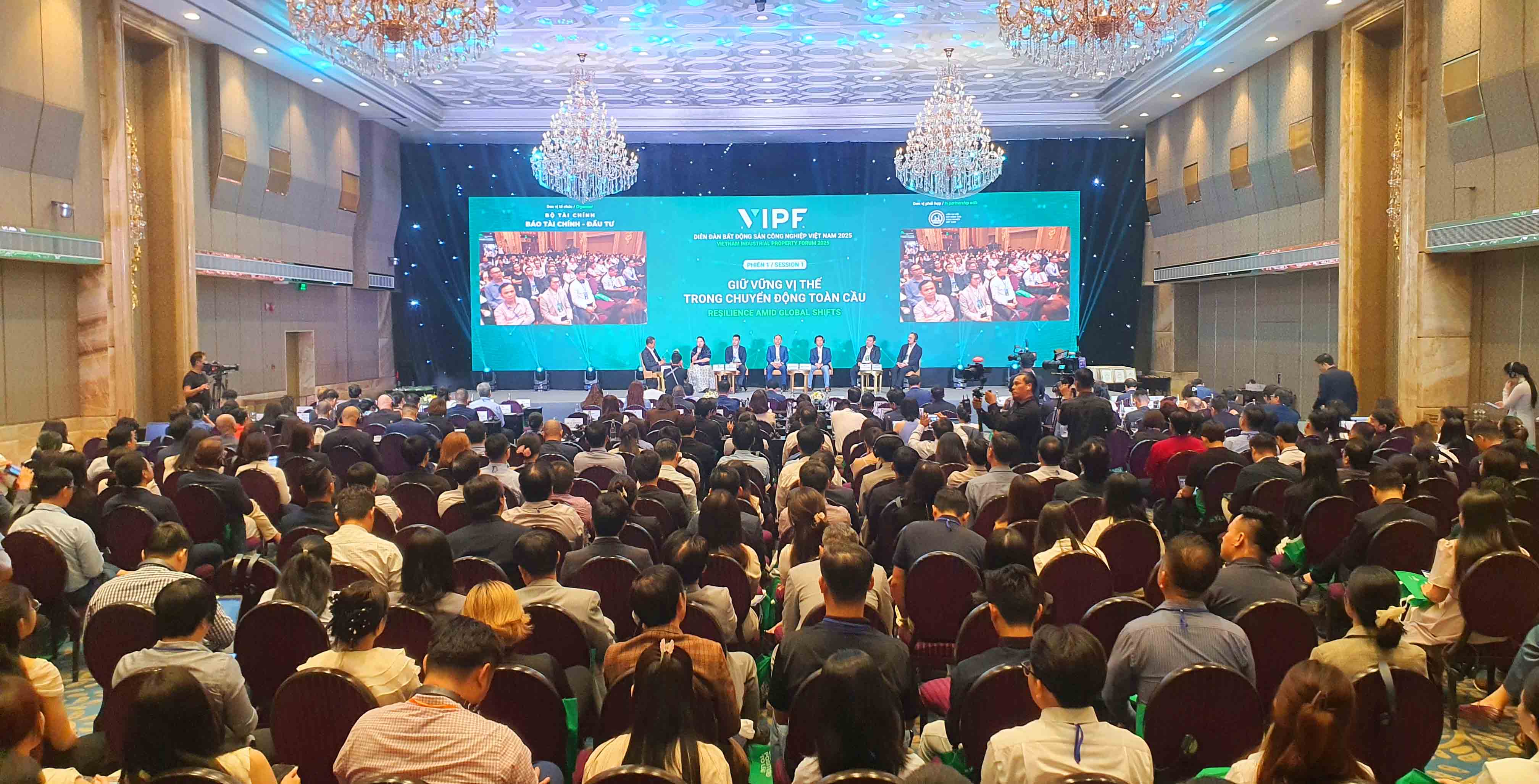 Toàn cảnh Diễn đàn.