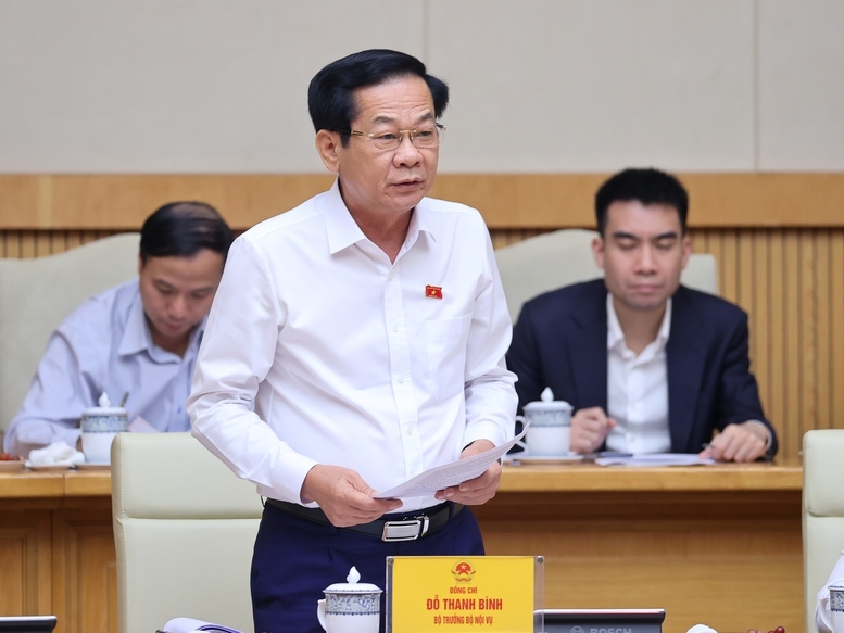 Bộ trưởng Bộ Nội vụ Đỗ Thanh Bình báo cáo tại phiên họp - Ảnh: VGP