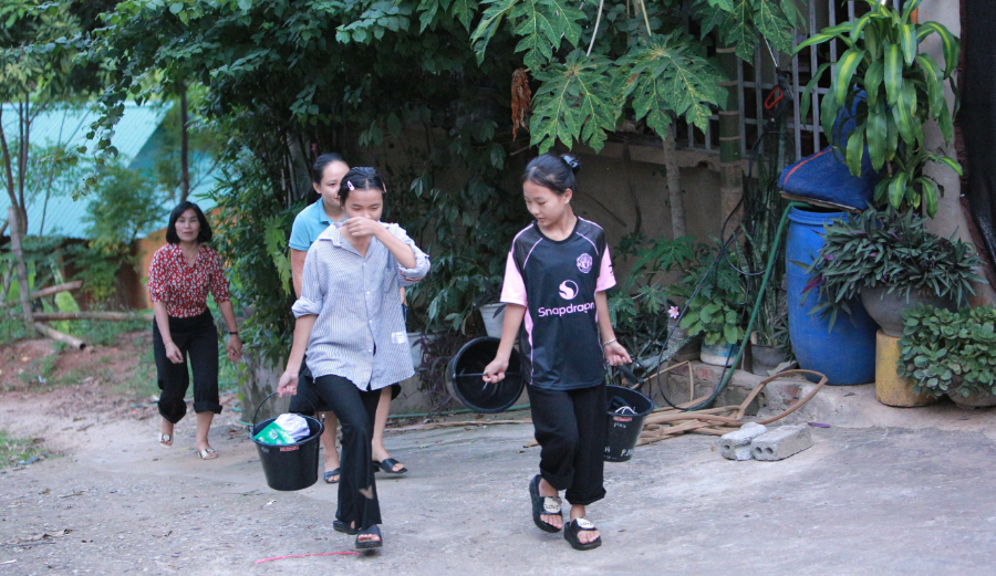 Trước mắt, những học sinh ở gần trường được cho phép về nhà tắm giặt, còn các em ở xa vẫn phải ra suối theo nhóm nhỏ, có thầy cô hướng dẫn. 