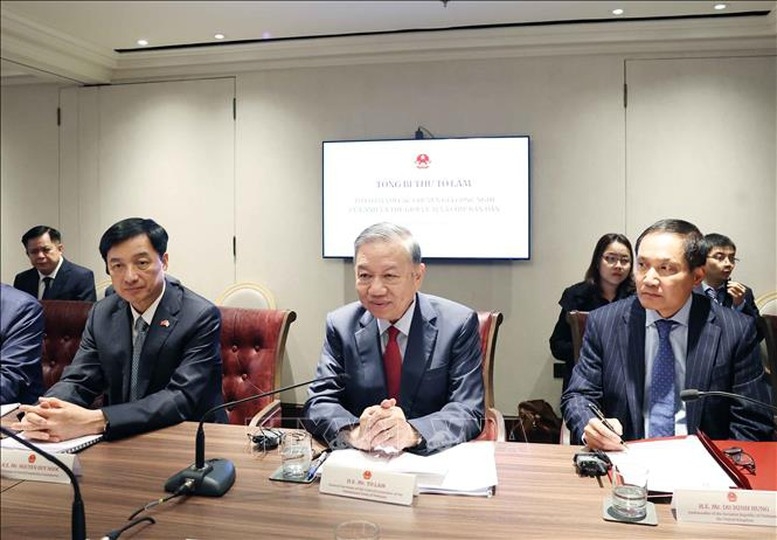 Tổng Bí thư Tô Lâm dự toạ đàm với các chuyên gia công nghệ của Anh và thế giới về AI và chip bán dẫn - Ảnh: TTXVN