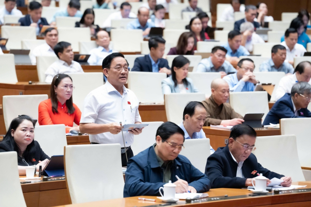 Đại biểu Trần Quốc Tuấn – Đoàn đại biểu Quốc hội tỉnh Vĩnh Long phát biểu ý kiến. Ảnh: Quốc hội.