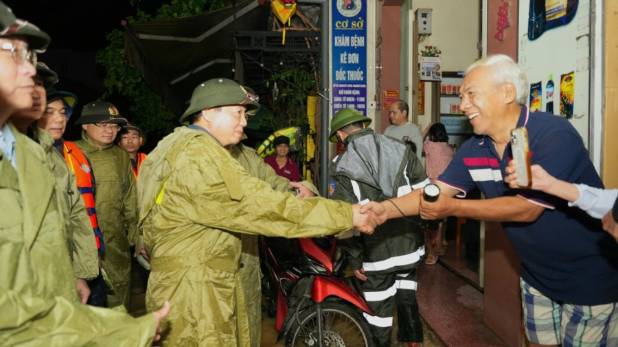 Phó Thủ tướng thăm hỏi, động viên bà con nhân dân