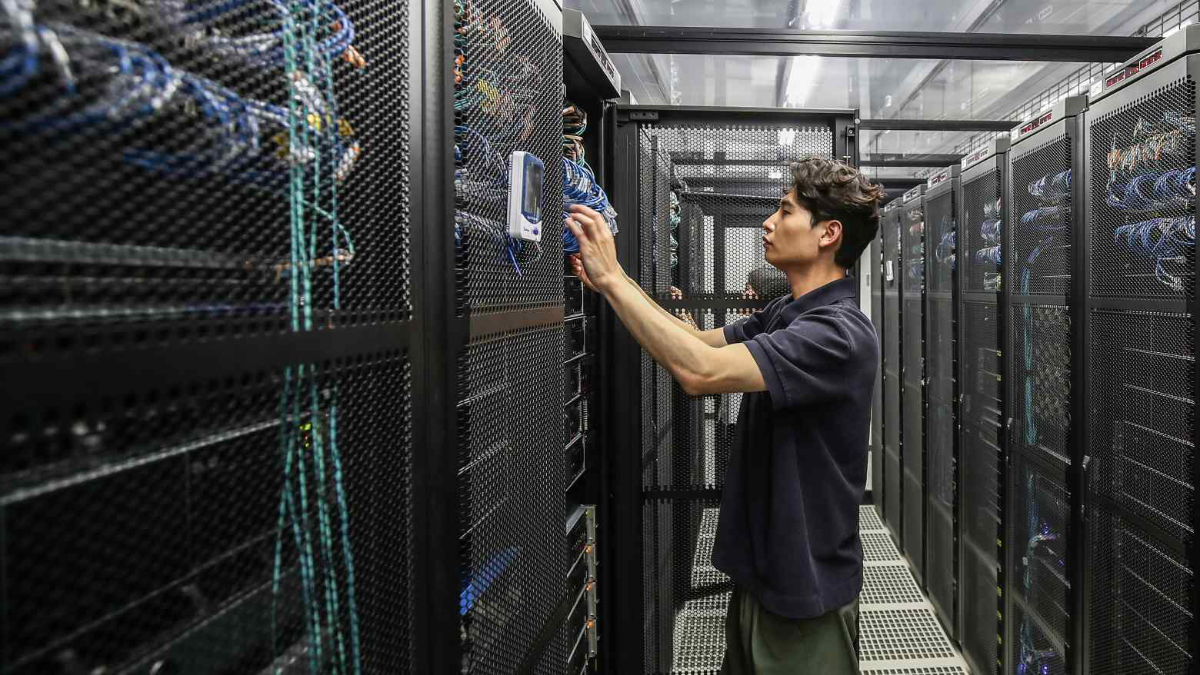 Những quy định chặt chẽ hơn đã giúp một số quốc gia Nam Á và Đông Nam Á hưởng lợi tốt hơn từ làn sóng AI toàn cầu. Ảnh: Nikkei