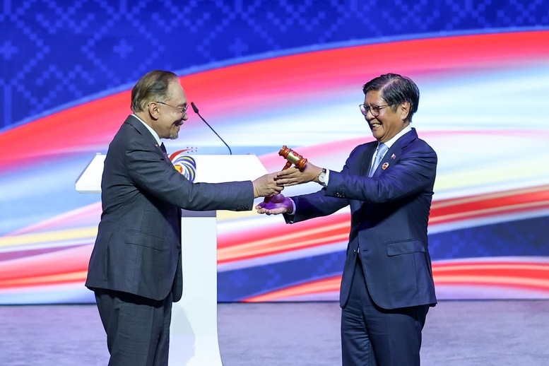 Tổng thống Philippines Ferdinand Marcos Jr. tiếp nhận vai trò Chủ tịch ASEAN năm 2026 từ Thủ tướng Malaysia - Ảnh: VGP
