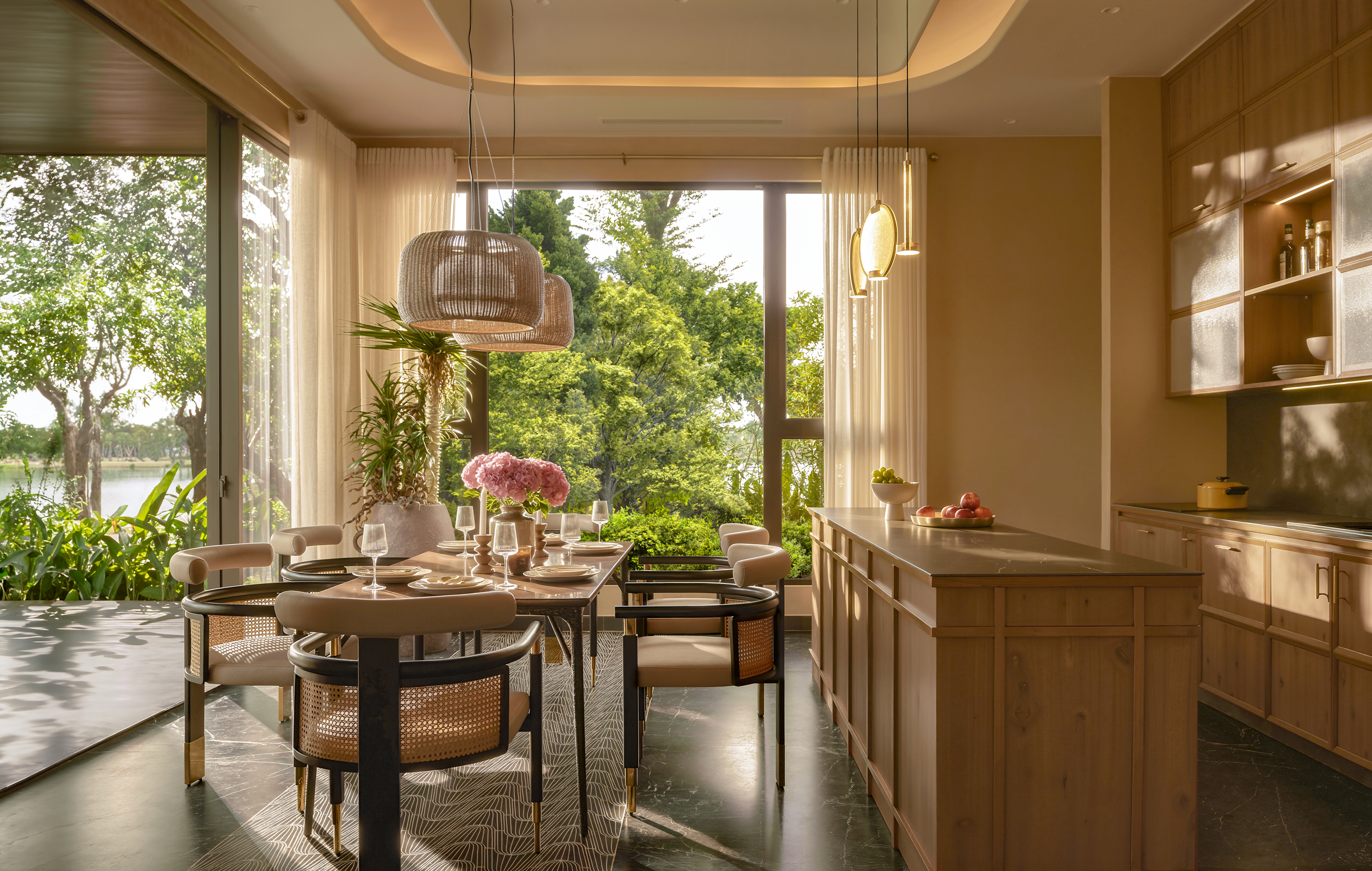 Phòng bếp, ăn của một căn biệt thự mẫu Retreat Forest.