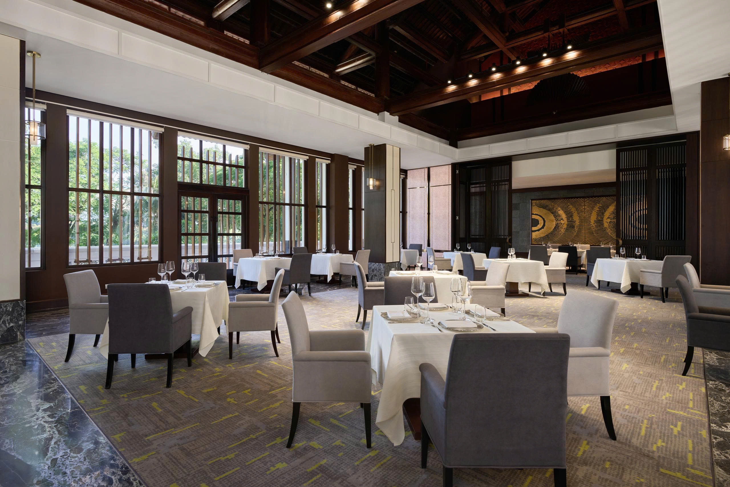 Không gian sang trọng, riêng tư và thoáng đãng - lý tưởng cho những buổi gặp gỡ đối tác hoặc bữa tối lãng mạn dành cho các cặp đôi.