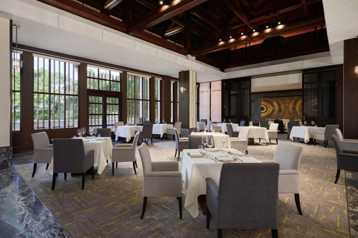 Không gian sang trọng, riêng tư và thoáng đãng - lý tưởng cho những buổi gặp gỡ đối tác hoặc bữa tối lãng mạn dành cho các cặp đôi.