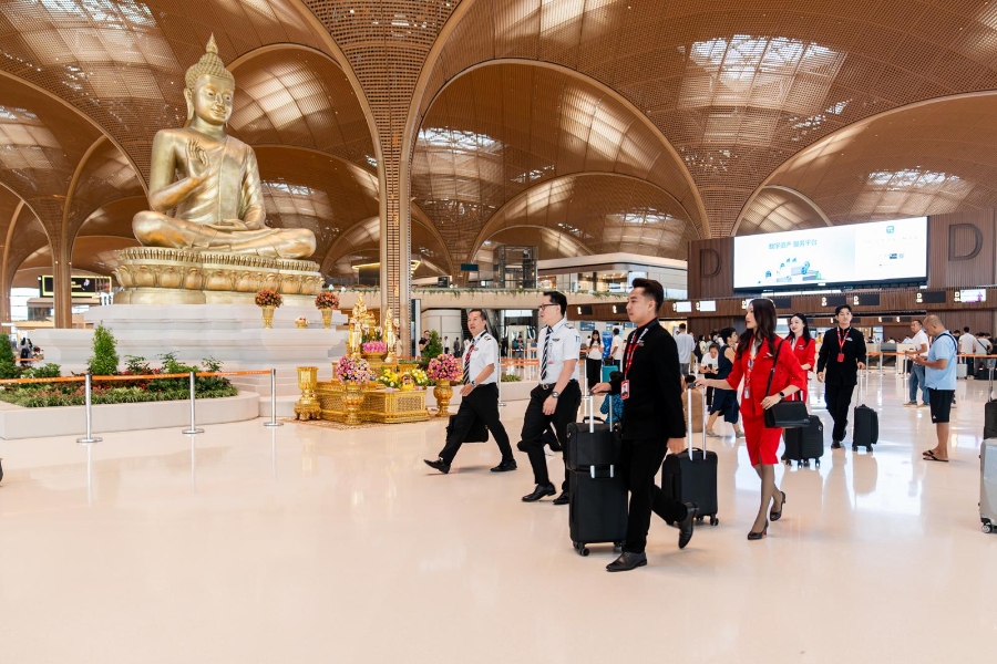 Khu vực đón khách, an ninh và bán lẻ được che chắn bởi một mái che bao phủ duy nhất.